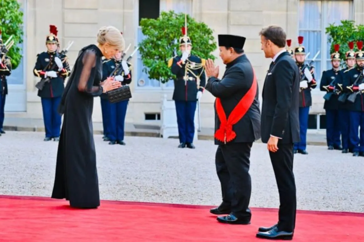  Prabowo Hadiri Jamuan Kenegaraan di Istana Elysee, Macron Sambut Hangat Delegasi Indonesia