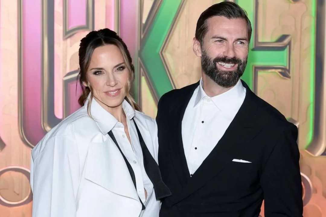  Mel C Menikah dengan Chris Dingwall, Tampil Anggun Kenakan Gaun Rancangan Victoria Beckham