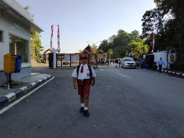  Nursaka, Lintas Dua Negara Demi Sekolah di Indonesia 