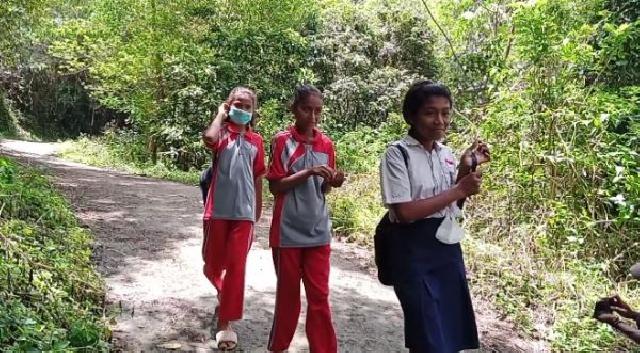  Cerita Pelajar dari Gera Berjalan Kaki Sejauh 5 Kilometer Selama 2 Jam ke Sekolah