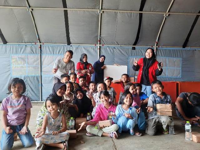  Tim Abdimas KKM Dosen-Mahasiswa UTA 45 Jakarta Berikan Trauma Healing Korban Gempa Cianjur