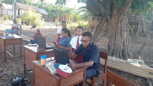  Demi Jaringan Internet, Guru-guru SDK Gusung Karang Rela Berjalan Kaki Sejauh Dua Kilometer