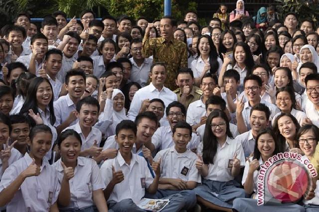  Jokowi Tinjau Ujian Nasional, Pelajar Minta Selfie