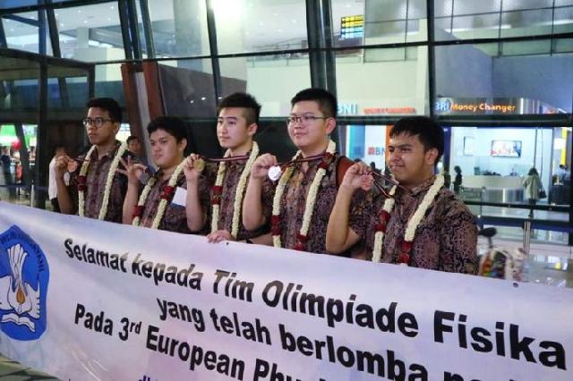  Ditengah Badai Corona, Pemerintah Tetap Fokus Peningkatan Presentasi Siswa Berprestasi