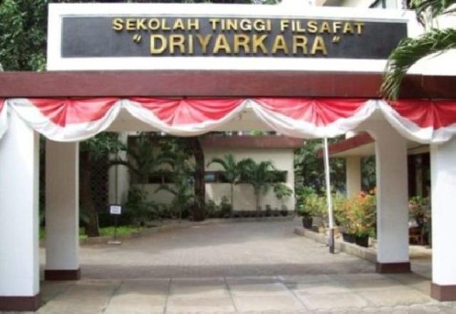  Kemenristekdikti Sematkan Dua Penghargaan pada STF Driyarkara