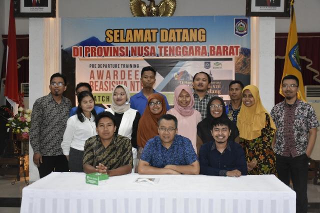  Sebanyak 18 Mahasiswa Penerima Beasiswa ke Polandia Dilepas Gubernur NTB 