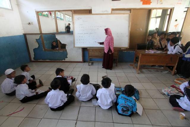  Prihatin! Siswa SD Bekasi Belajar di Gudang BPBD