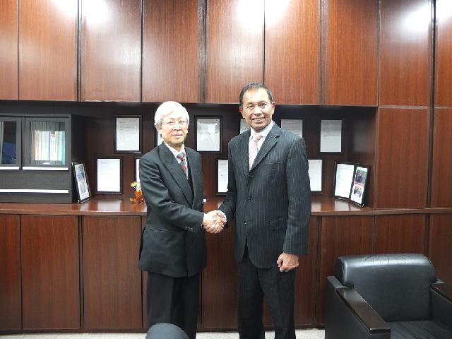  Rektor Unsada, Dr.Oloan P.Siahaan,MEng,MAEP