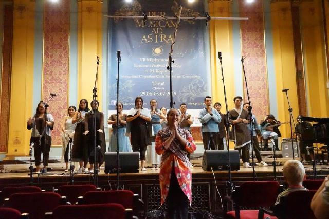  Vocademia UI Raih Medali Emas pada Festival Paduan Suara di Polandia