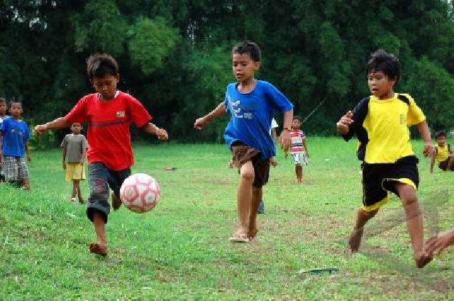  Sangat Baik, Biasakan Anak Bermain Sepakbola
