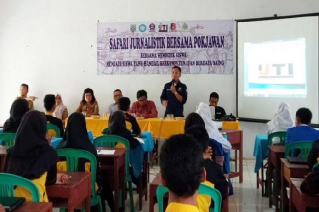  Membimbing Pelajar SMK Memahami Media