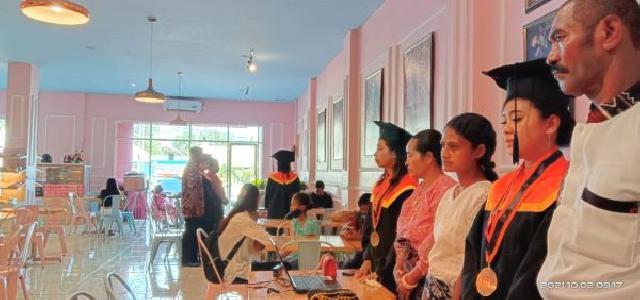  Tak Ada Jaringan Internet di Kampung, Toko Roti pun Jadi Tempat Wisuda Online 5 Mahasiswa Unipa Indonesia 