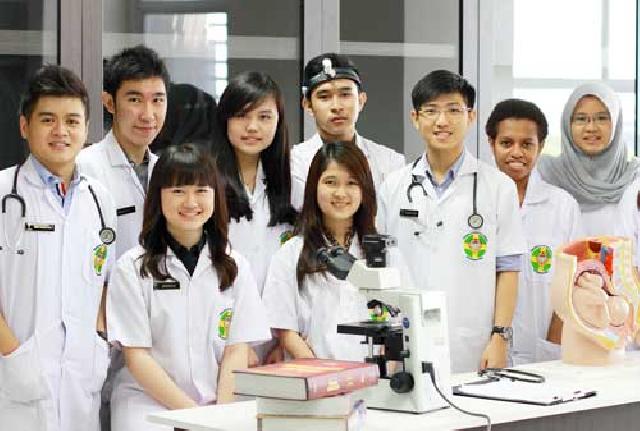  Tertarik Jadi Dokter, Cek Daftar Kampus Terfavorit Ini!
