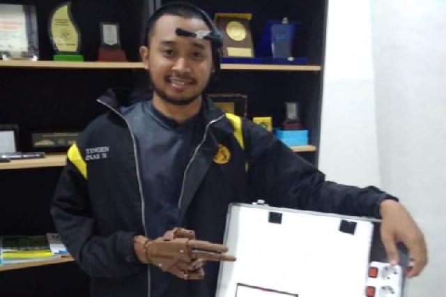  Tiga Mahasiswa UI Ciptakan Tangan Palsu, Dikendalikan Gelombang Otak