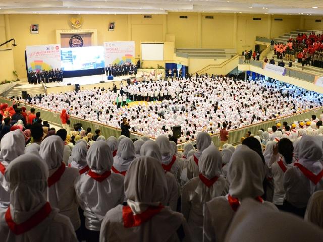  Sambut Asian Games 10.000 Mahasiswa Unair Nyanyikan Lagu Nasional