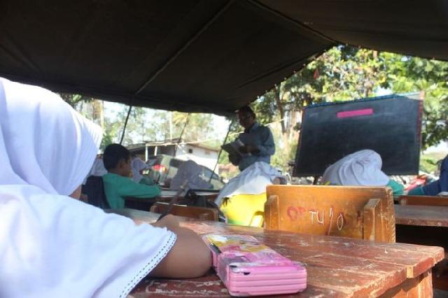  Begini Kisah Viral Siswa Belajar di Tenda
