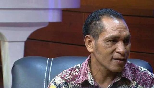    Guru Asal NTT ini, Bertarung Ombak  Demi Mengajar di Pulau Buaya