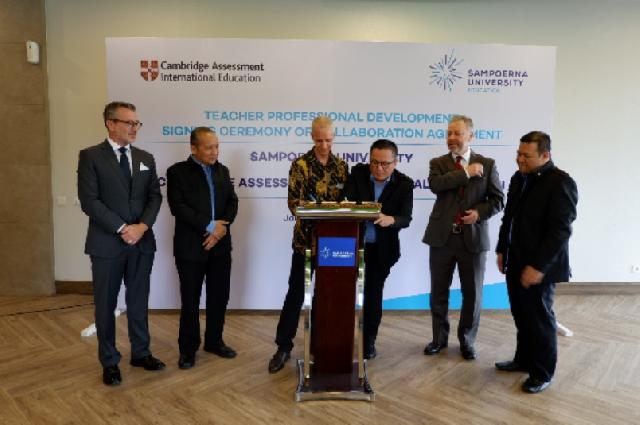  CAIE Resmi Bekerja Sama dengan Sampoerna University untuk Pelatihan Pengembangan Guru 