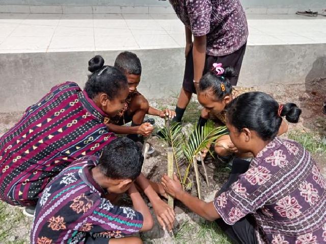  Peduli Lingkungan dan Cinta Alam, Puluhan Pelajar SMP PGRI Lero Tanam Pohon di Lingkungan Sekolah